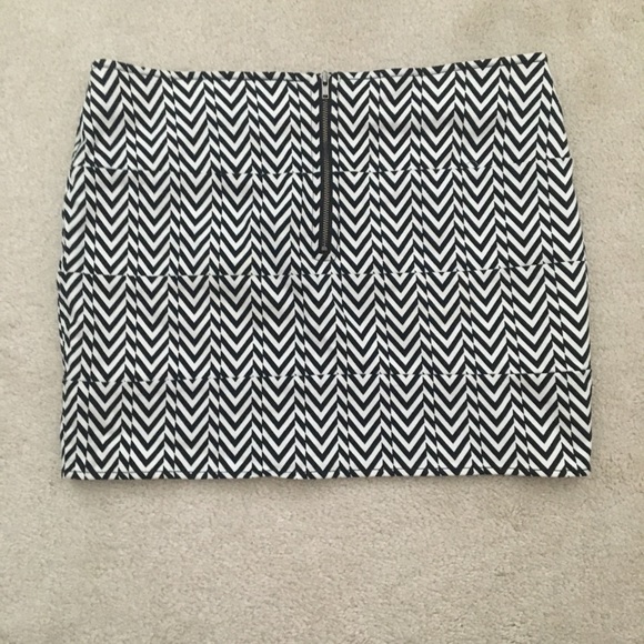 Volcom Stone chevron black and white mini skirt! - Picture 3 of 3